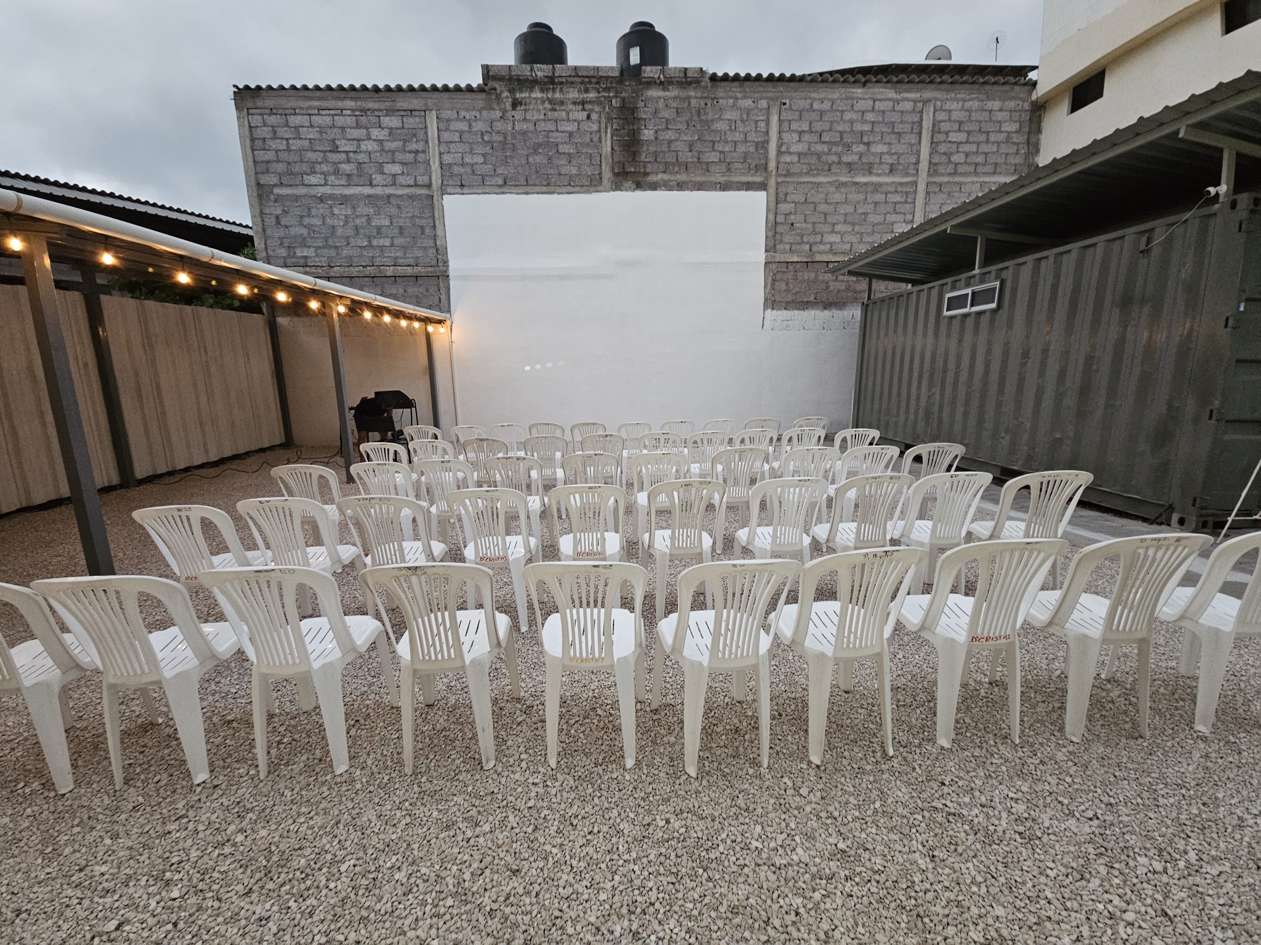 patio eventos con sillas y pantalla gigante
